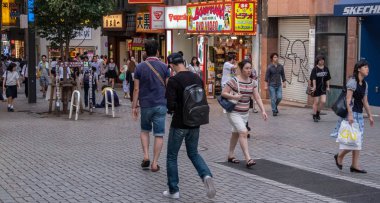 Tokyo, Japonya - 30 Haziran 2018. Shinjuku yaya Street yürüyüş insanların kalabalık.
