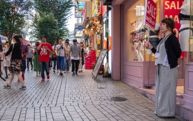 Tokyo, Japonya - 30 Haziran 2018. Shinjuku yaya Street yürüyüş insanların kalabalık.