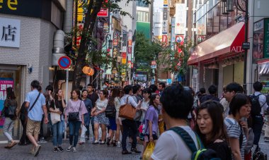 Tokyo, Japonya - 30 Haziran 2018. Shinjuku yaya Street yürüyüş insanların kalabalık.