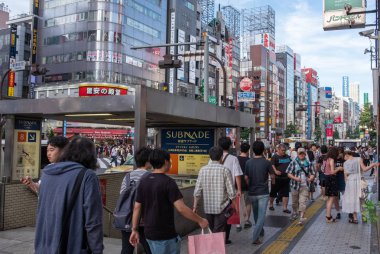 Tokyo, Japonya - 30 Haziran 2018. Shinjuku sokak kaldırımda yürüyen insan kalabalığı.