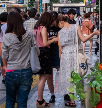 Tokyo, Japonya - 30 Haziran 2018. Shinjuku yaya Street yürüyüş insanların kalabalık.