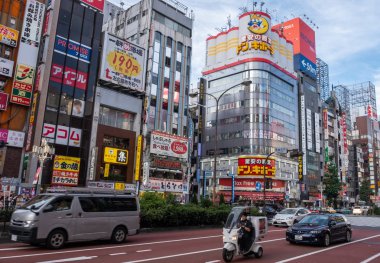 Tokyo, Japonya - 30 Haziran 2018. Shinjuku sokak vechicle