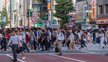 Tokyo, Japonya - 30 Haziran 2018. Kabukicho bölgesinde, Shinjuku karşıya insan kalabalığı.