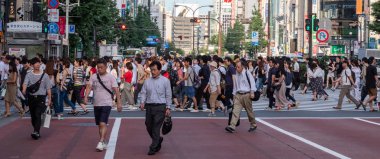 Tokyo, Japonya - 30 Haziran 2018. Kabukicho bölgesinde, Shinjuku karşıya insan kalabalığı.