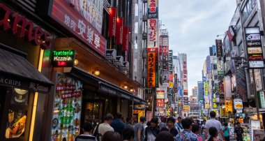 Tokyo, Japonya - 30 Haziran 2018. Renkli iş reklam işaretleri Shinjuku Kabukicho binalarda