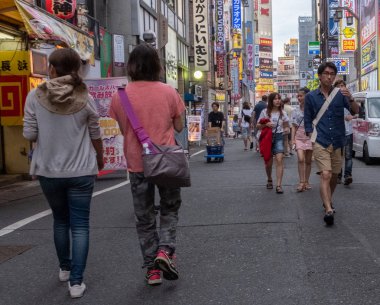 Tokyo, Japonya - 30 Haziran 2018. Kabukicho, Shinjuku sokakta yürürken insan kalabalığı.