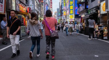 Tokyo, Japonya - 30 Haziran 2018. Kabukicho, Shinjuku sokakta yürürken insan kalabalığı.