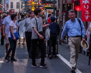 Tokyo, Japonya - 30 Haziran 2018. Kabukicho, Shinjuku sokakta yürürken insan kalabalığı.