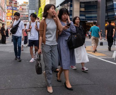 Tokyo, Japonya - 30 Haziran 2018. Kabukicho, Shinjuku sokakta yürürken insan kalabalığı.