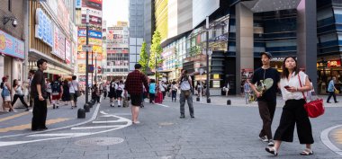 Tokyo, Japonya - 30 Haziran 2018. Kabukicho, Shinjuku sokakta yürürken insan kalabalığı.