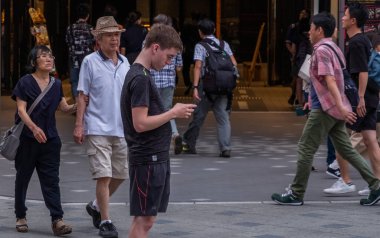 Tokyo, Japonya - 30 Haziran 2018. Kabukicho, Shinjuku sokakta yürürken insan kalabalığı.