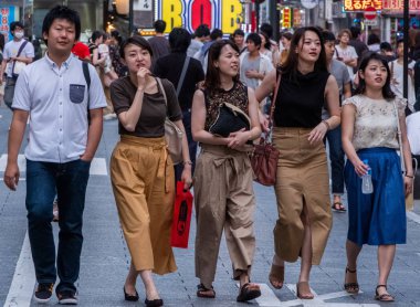 Tokyo, Japonya - 30 Haziran 2018. Kabukicho, Shinjuku sokakta yürürken insan kalabalığı.
