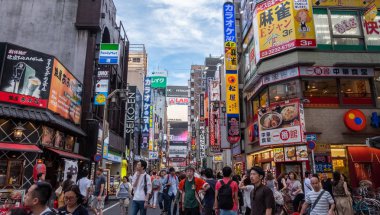 Tokyo, Japonya - 30 Haziran 2018. Kabukicho, Shinjuku sokakta yürürken insan kalabalığı.
