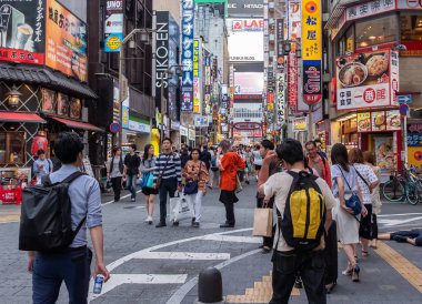 Tokyo, Japonya - 30 Haziran 2018. Kabukicho, Shinjuku sokakta yürürken insan kalabalığı.
