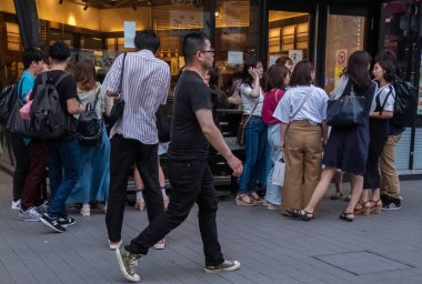 Tokyo, Japonya - 30 Haziran 2018. Kabukicho, Shinjuku sokakta yürürken insan kalabalığı.