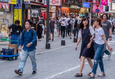 Tokyo, Japonya - 30 Haziran 2018. Turistler ve yerliler için Kabukicho, Shinjuku sokakta yürürken, kalabalık.