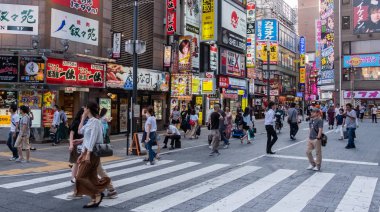 Tokyo, Japonya - 30 Haziran 2018. Turistler ve yerliler için Kabukicho, Shinjuku sokakta yürürken, kalabalık.