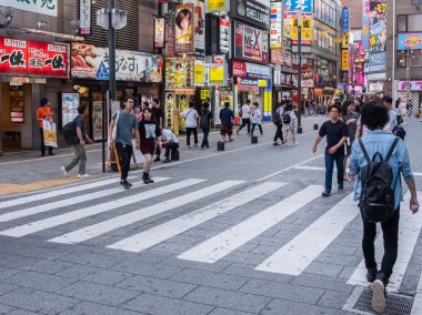 Tokyo, Japonya - 30 Haziran 2018. Turistler ve yerliler için Kabukicho, Shinjuku sokakta yürürken, kalabalık.
