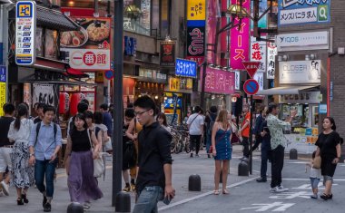 Tokyo, Japonya - 30 Haziran 2018. Turistler ve yerliler için Kabukicho, Shinjuku sokakta yürürken, kalabalık.