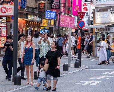 Tokyo, Japonya - 30 Haziran 2018. Turistler ve yerliler için Kabukicho, Shinjuku sokakta yürürken, kalabalık.