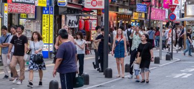 Tokyo, Japonya - 30 Haziran 2018. Turistler ve yerliler için Kabukicho, Shinjuku sokakta yürürken, kalabalık.