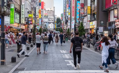 Tokyo, Japonya - 30 Haziran 2018. Turistler ve yerliler için Kabukicho, Shinjuku sokakta yürürken, kalabalık.