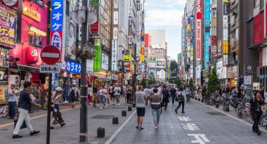 Tokyo, Japonya - 30 Haziran 2018. Turistler ve yerliler için Kabukicho, Shinjuku sokakta yürürken, kalabalık.