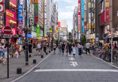 Tokyo, Japonya - 30 Haziran 2018. Turistler ve yerliler için Kabukicho, Shinjuku sokakta yürürken, kalabalık.