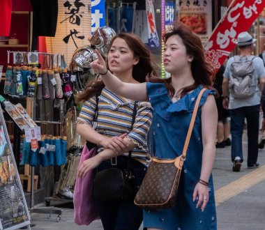 Tokyo, Japonya - 30 Haziran 2018. Turistler ve yerliler için Kabukicho, Shinjuku sokakta yürürken, kalabalık.