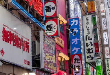 Tokyo, Japonya - 30 Haziran 2018. Renkli iş reklam işaretleri Shinjuku Kabukicho binalarda
