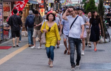 Tokyo, Japonya - 30 Haziran 2018. Turistler ve yerliler için Kabukicho, Shinjuku sokakta yürürken, kalabalık.