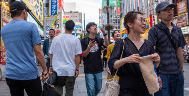 Tokyo, Japonya - 30 Haziran 2018. Turistler ve yerliler için Kabukicho, Shinjuku sokakta yürürken, kalabalık.