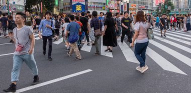 Tokyo, Japonya - 30 Haziran 2018. Turistler ve yerliler için Kabukicho, Shinjuku karşıya.