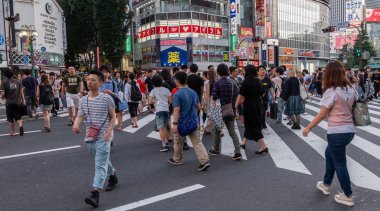 Tokyo, Japonya - 30 Haziran 2018. Turistler ve yerliler için Kabukicho, Shinjuku karşıya.