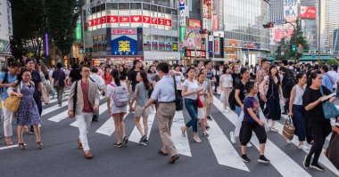 Tokyo, Japonya - 30 Haziran 2018. Turistler ve yerliler için Kabukicho, Shinjuku karşıya.
