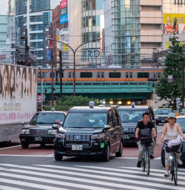 Tokyo, Japonya - 30 Haziran 2018. Kabukicho street, Shinjuku taksiler.