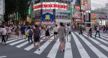 Tokyo, Japonya - 30 Haziran 2018. Turistler ve yerliler için Kabukicho, Shinjuku karşıya.