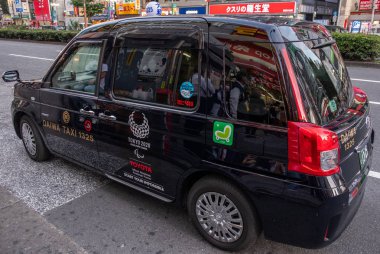 Tokyo, Japonya - 30 Haziran 2018. Kabukicho street, Shinjuku taksiler.