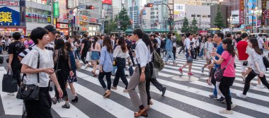 Tokyo, Japonya - 30 Haziran 2018. Turistler ve yerliler için Kabukicho, Shinjuku karşıya.