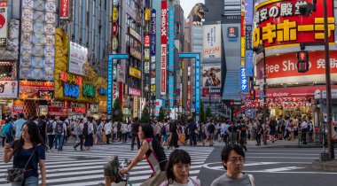 Tokyo, Japonya - 30 Haziran 2018. Kabukicho bölgesinde, Shinjuku bir sokağa bakan Godzilla, popüler Japon pop cilture canavar,.