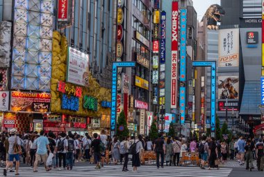 Tokyo, Japonya - 30 Haziran 2018. Kabukicho bölgesinde, Shinjuku bir sokağa bakan Godzilla, popüler Japon pop cilture canavar,.