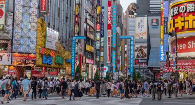 Tokyo, Japonya - 30 Haziran 2018. Kabukicho bölgesinde, Shinjuku bir sokağa bakan Godzilla, popüler Japon pop cilture canavar,.