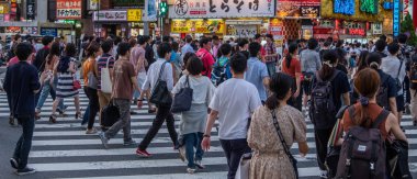 Tokyo, Japonya - 30 Haziran 2018. Turistler ve yerliler için Kabukicho, Shinjuku karşıya.