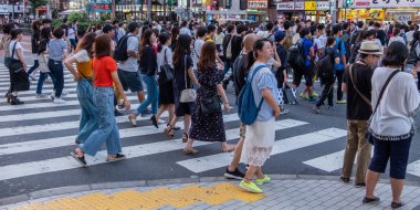 Tokyo, Japonya - 30 Haziran 2018. Turistler ve yerliler için Kabukicho, Shinjuku karşıya.