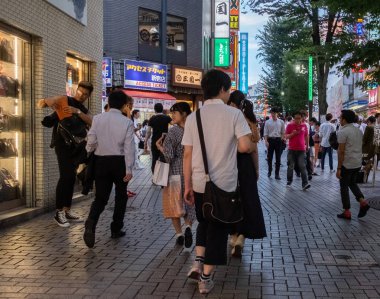 Tokyo, Japonya - 30 Haziran 2018. Shinjuku Tha backallley sokakta yürüyen kalabalık insanlar