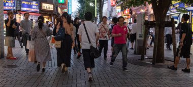 Tokyo, Japonya - 30 Haziran 2018. Shinjuku Tha backallley sokakta yürüyen kalabalık insanlar