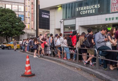 Tokyo, Japonya - 30 Haziran 2018. Commuters Japonya demiryolu Shinjuku istasyonuna doğu girişinde.