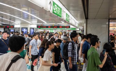 Tokyo, Japonya - 30 Haziran 2018. Japonya demiryolu Shinjuku İstasyonu platformları arasında yürüyüş commuters.