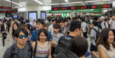 Tokyo, Japonya - 30 Haziran 2018. Japonya demiryolu Shinjuku İstasyonu platformları arasında yürüyüş commuters.