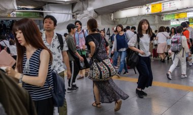 Tokyo, Japonya - 30 Haziran 2018. Japonya demiryolu Shinjuku İstasyonu platformları arasında yürüyüş commuters.